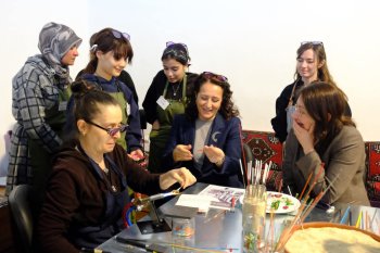 Kadın Eli Değen Yerde Değişim Kaçınılmaz