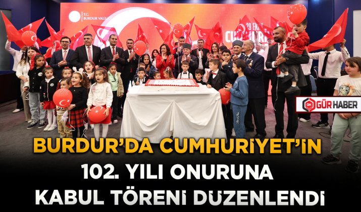 BURDUR'DA CUMHURİYET'İN 102. YILI ONURUNA KABUL TÖRENİ DÜZENLENDİ