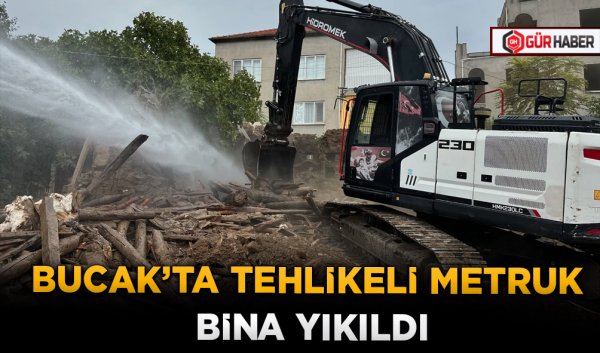 BUCAK'TA TEHLİKELİ METRUK BİNA YIKILDI