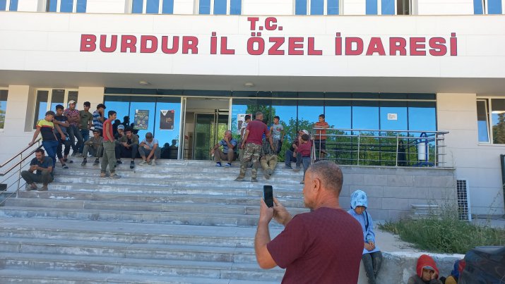 ÜRETİCİLER ÖZEL İDARE ÖNÜNDE EYLEM YAPIYOR